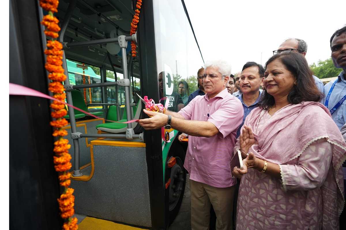 आम आदमी पार्टी ने शुरू किया मोहल्ला बस प्रोजेक्ट, अब दिल्ली में दौड़ेंगी मोहल्ला बसें आम आदमी पार्टी ने शुरू किया मोहल्ला बस प्रोजेक्ट, अब दिल्ली में दौड़ेंगी मोहल्ला बसें